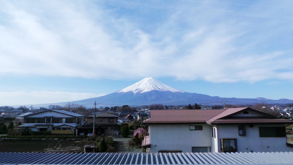 Le mont Fuji vu d'un ryokan de Kawaguchiko, près de Tokyo.