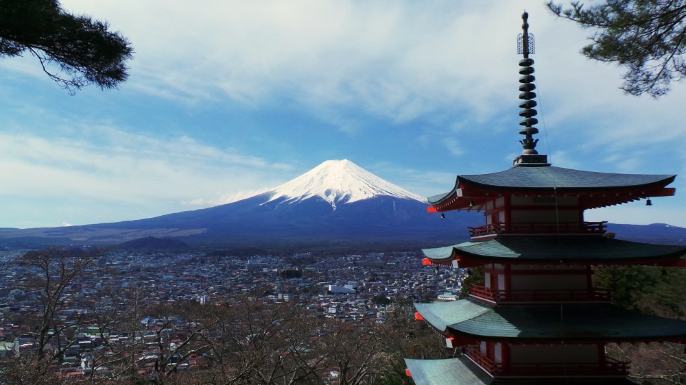 Le mont Fuji vu de la pagode Chureito à Kawaguchiko, près de Tokyo.