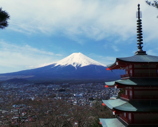 Le mont Fuji vu de la pagode Chureito à Kawaguchiko, près de Tokyo.