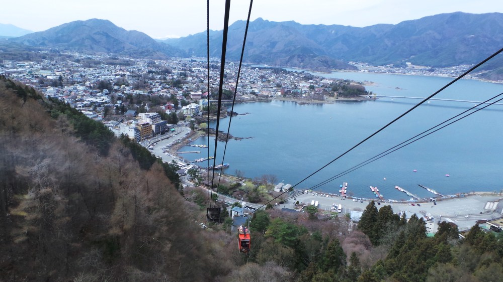 Le funiculaire Kachi Kachi à Kawaguchiko, près de Tokyo.