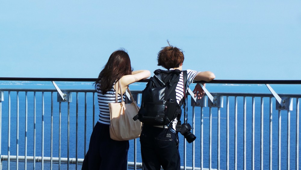 Couple au sommet de la tour d'obervation du jardin Samuel Cocking à Enoshima