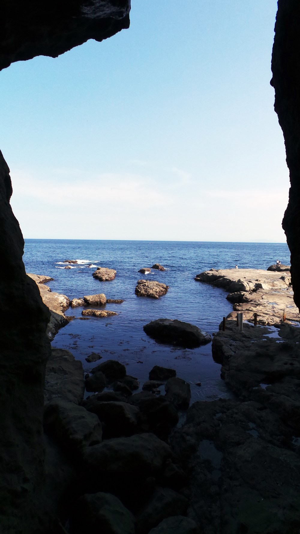 Vue sur la mer dans les grottes d’Iwaya à Enoshima