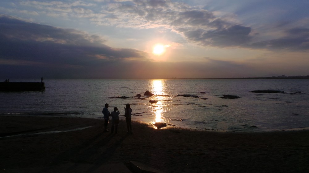 Couché de soleil sur la plage d'Enoshima