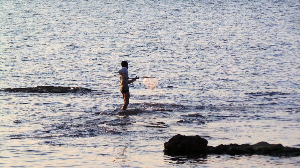 Pécheur et couché de soleil sur la plage d'Enoshima