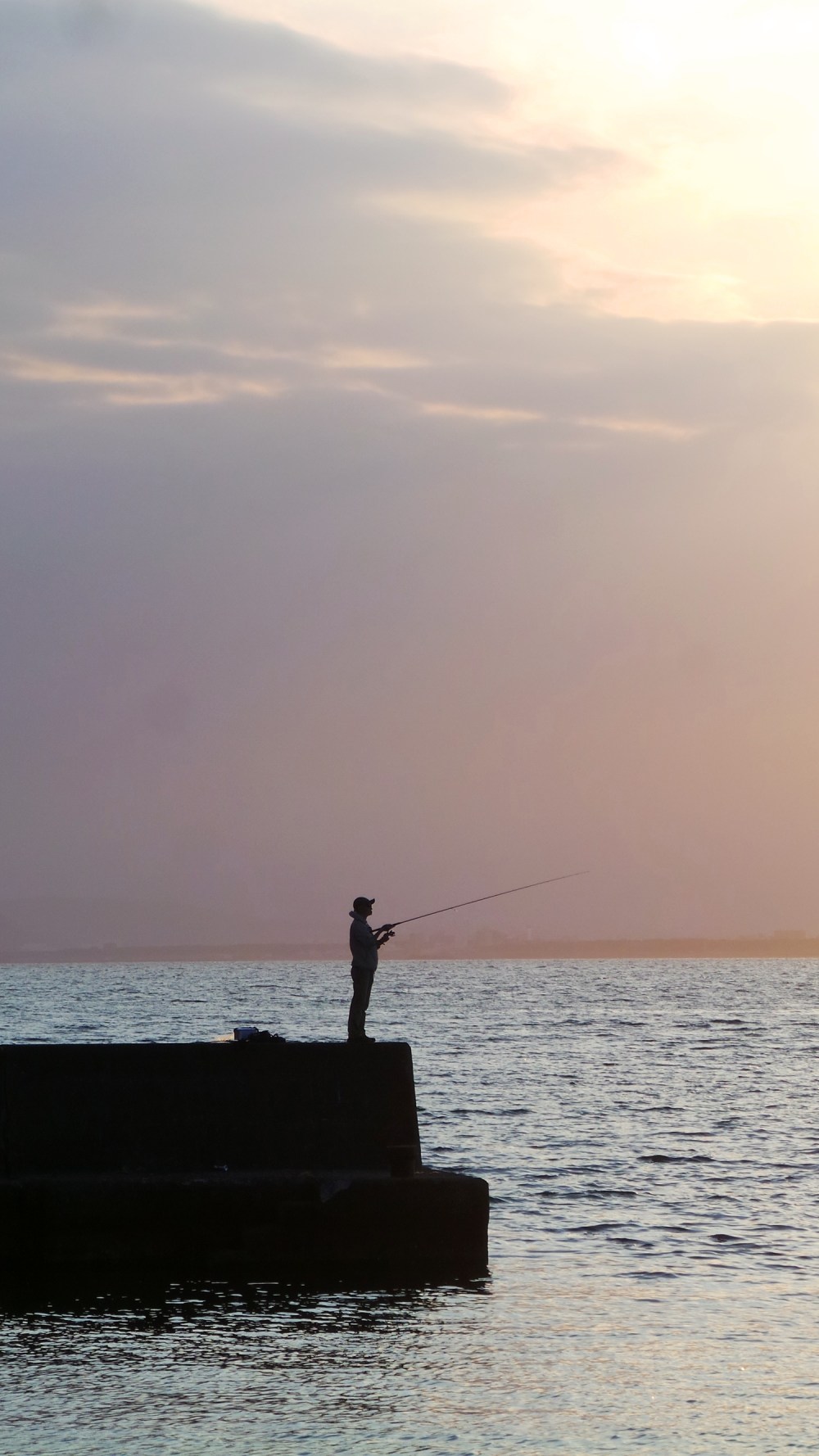 Pécheur et couché de soleil sur la plage d'Enoshima