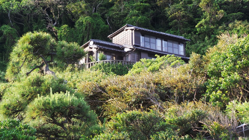 Maison perchée dans les montagnes bordant la plage d'Hayama près de Tokyo
