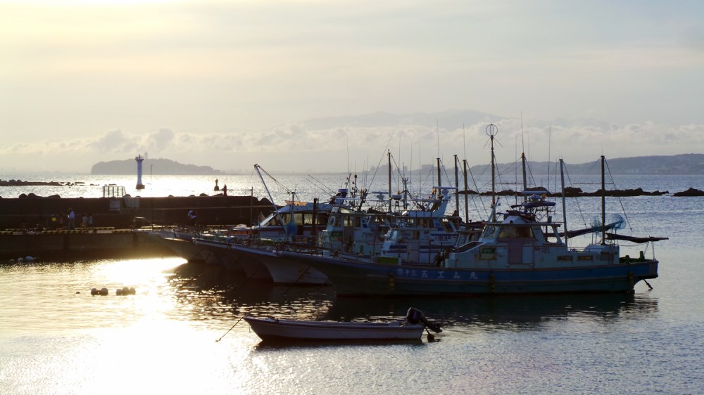 Coucher de soleil sur le port d'Hayama près de Tokyo