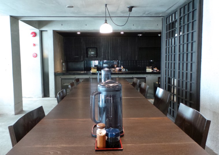 Vue sur la grande table du restaurant du temple Nanzoin à Fukuoka