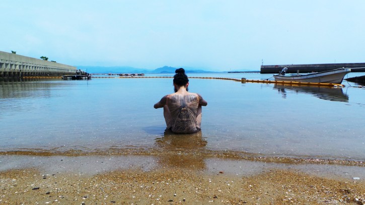 Baignade et tatouages japonais, île d'ainoshima, Fukuoka, Japon.