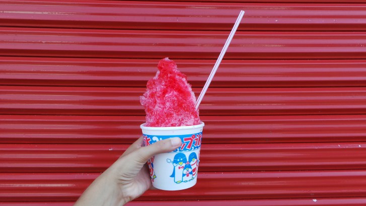 Glace pilée au sirop de fraise, goûter sur l'île d'Ainoshima, Fukuoka, Japon.
