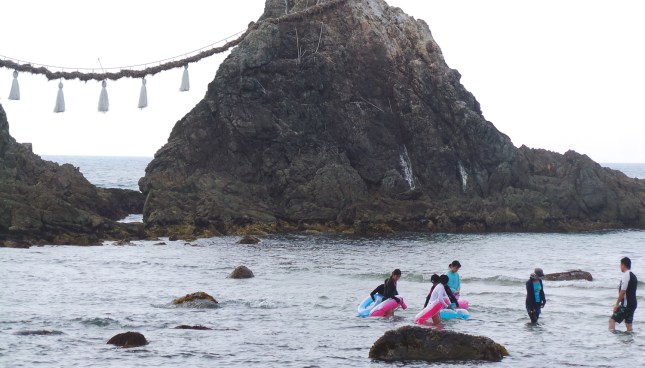 Baigneurs au Sakurai Futamigaura Rock Couple