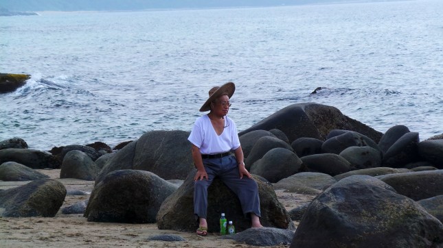 Vieil homme sur la plage au Sakurai Futamigaura Rock Couple