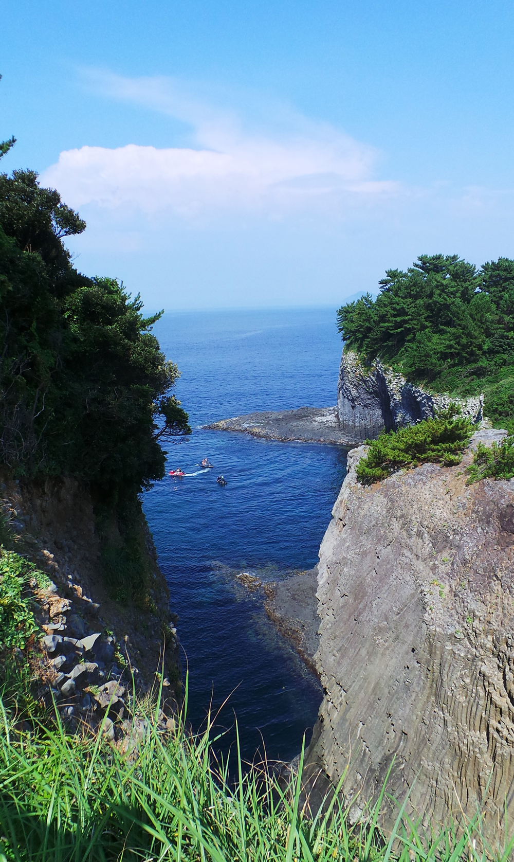 Vue des grottes de Nanatsugama