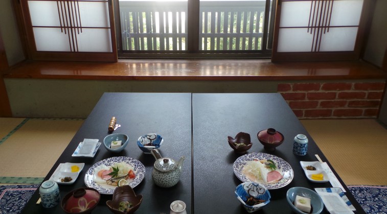 Petit-déjeuner typique de ryokan au Japon