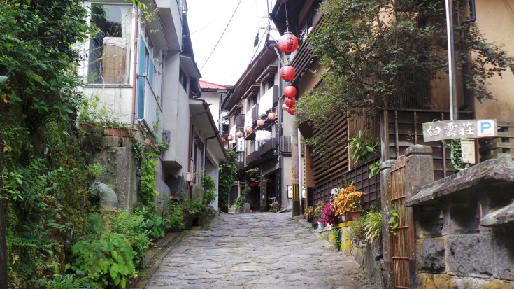 Jolie ruelle pavée dans le village de Yonohira près de Yufuin, Kyushu