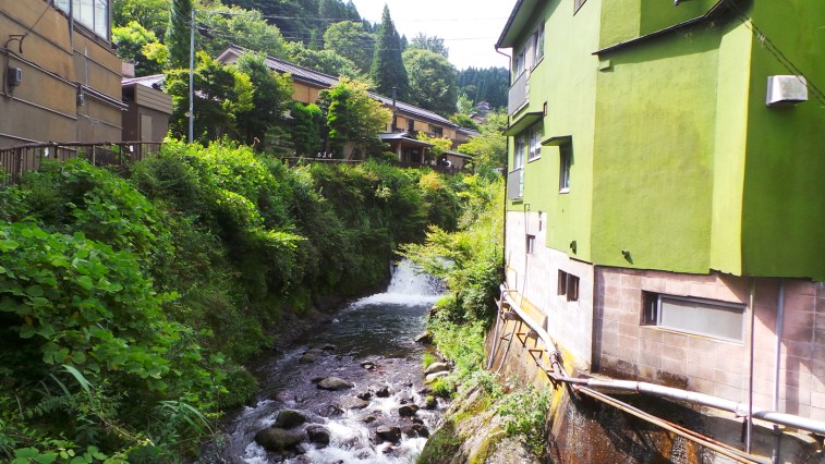 Rivière et maisons perchées dans le village de Yonohira près de Yufuin, Kyushu