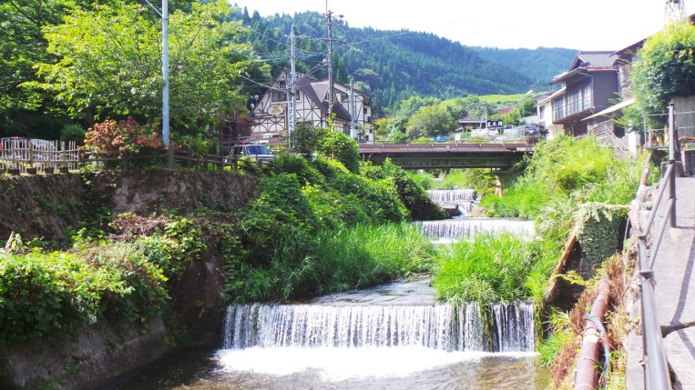 Cascades sur la rivière du village de Yonohira près de Yufuin, Kyushu