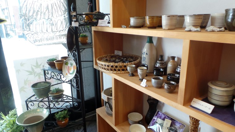 Jolie boutique de poteries, Yufuin, Kyushu