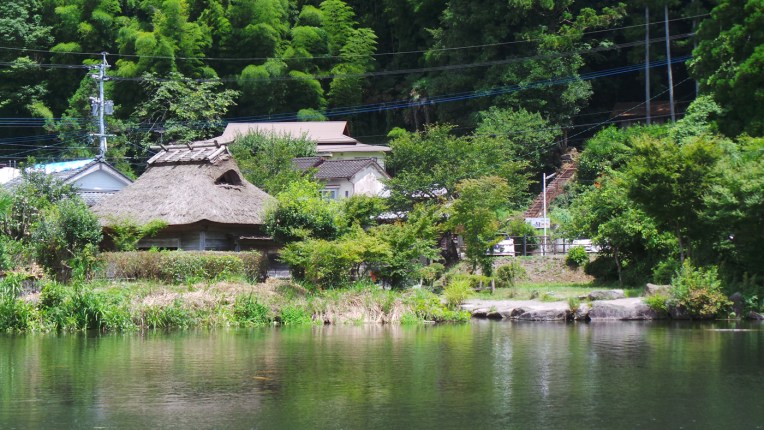 Lac Kinrin-kô, source principale des luxueux onsens de Yufuin.