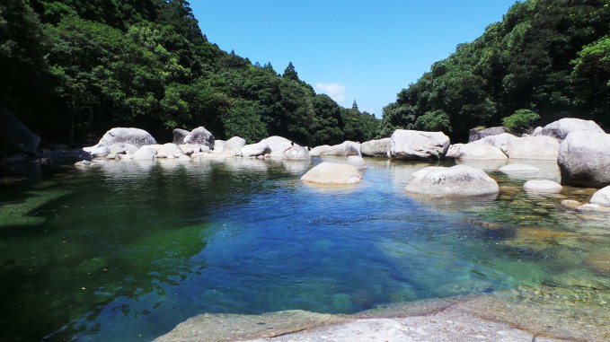 Piscines naturelles de Yokogawa sur l'île de Yakushima, Japon.