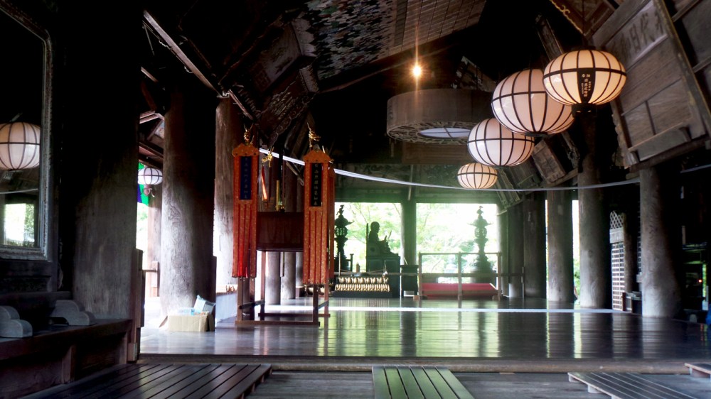 Visite d'Hasedera, temple perché dans les montagnes près d'Asuka, Kansai, Japon.