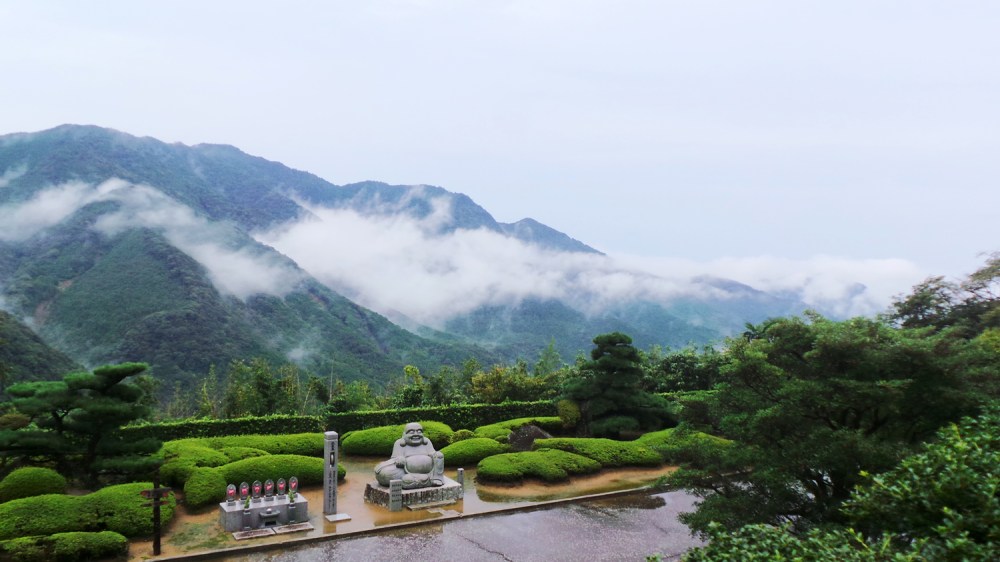 Magnifique vue sur les montagnes au sanctuaire Kumano Nachi Taisha, Kansai, Japon.