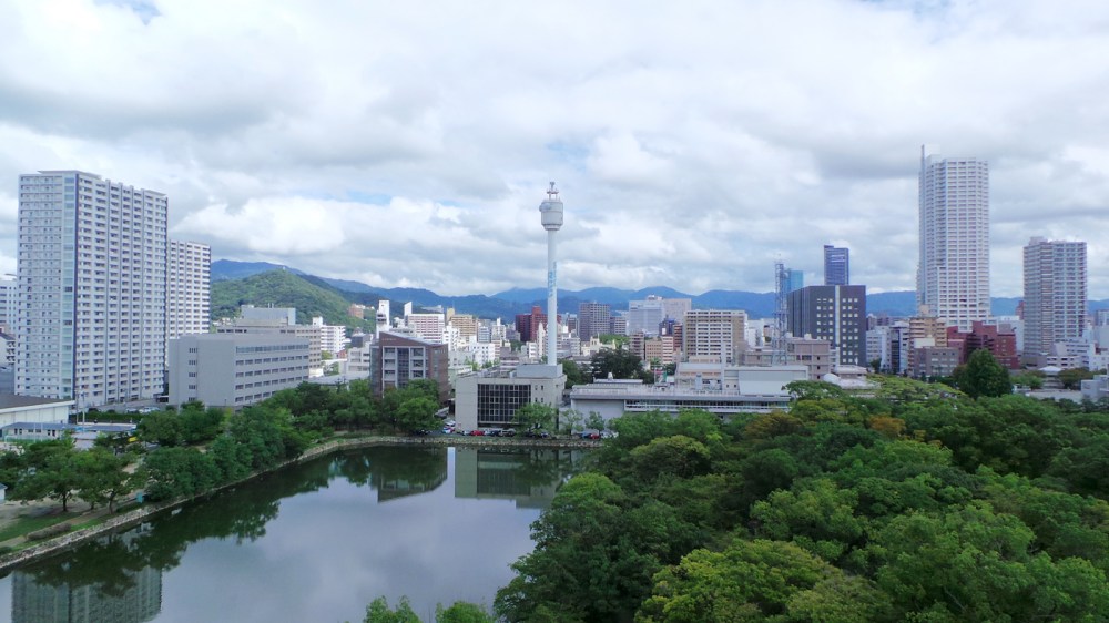 Vue sur la ville d'Hiroshima en haut de son château, Japon.