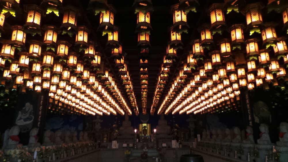 Visite de Daisho-in, temple au pied du mont Misen, Miyajima, Japon.