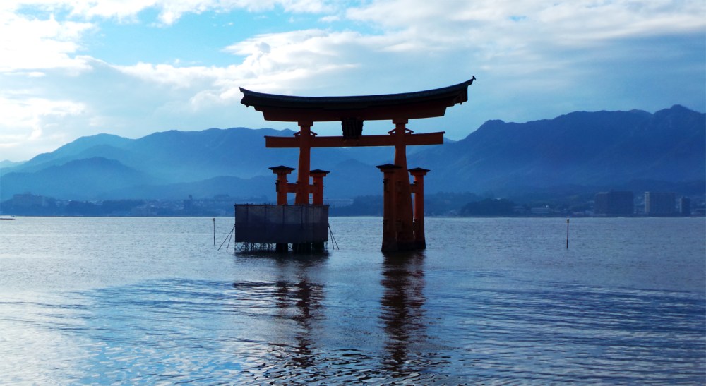 Torii flottant de Miyajima, petite île au large d’Hiroshima, Japon.