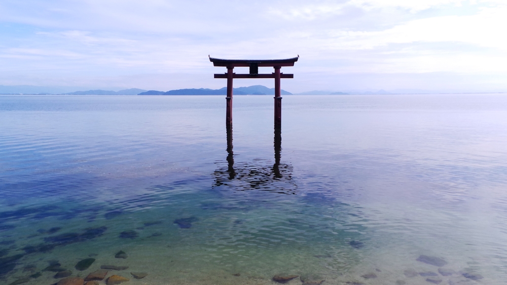 Torii flottant sur le lac Biwa, sanctuaire Shirahige, Kyoto, Japon.