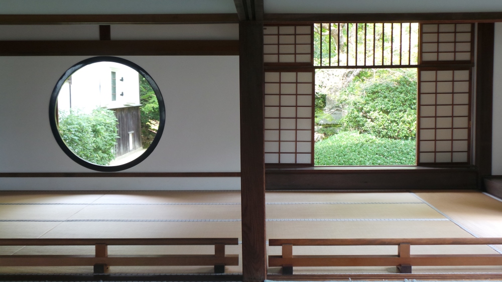 Fenêtres ronde et carré du temple Genkô-an, Kyoto, Japon