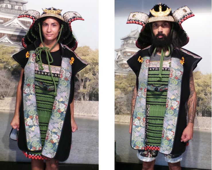 Costumes de samouraï au château d’Hiroshima, Japon.