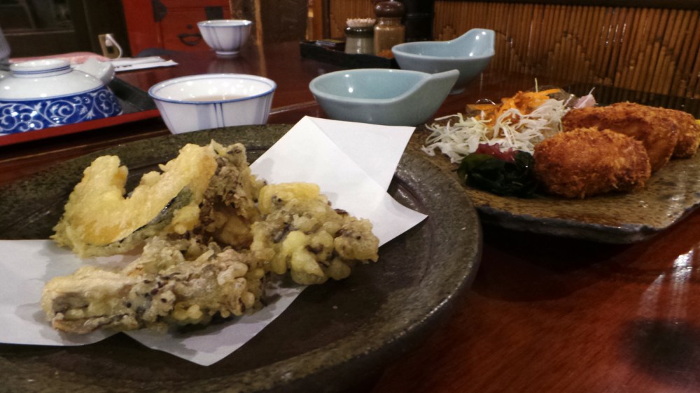 Tempura et croquettes dans un restaurant de la préfecture de Gunma, Japon.