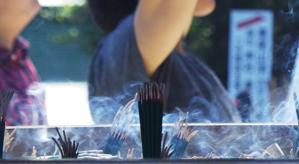 Encens au temple Yakuoin du mont Takao, Tokyo, Japon.