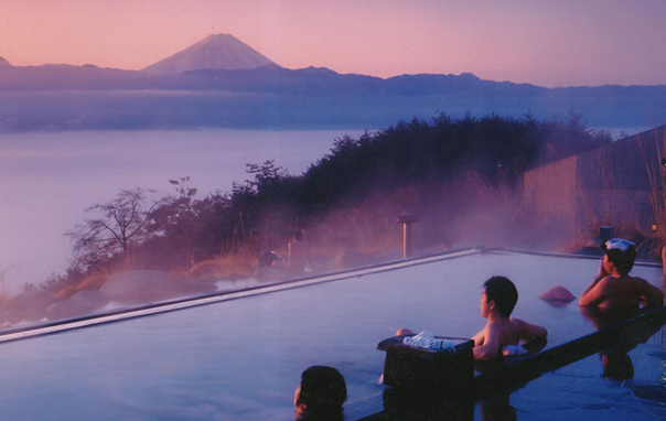 Le onsen hottarakashi donne sur le mont Fuji, près de Tokyo, Japon.