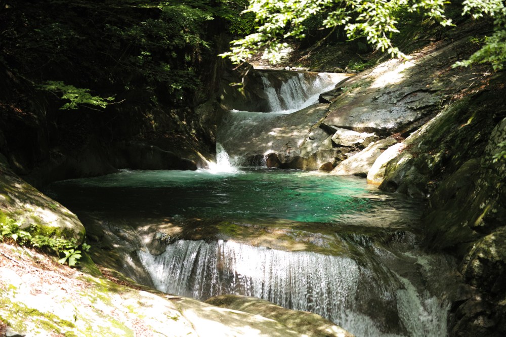 Randonnée dans les gorges de Nishizawa près de Tokyo, Japon.