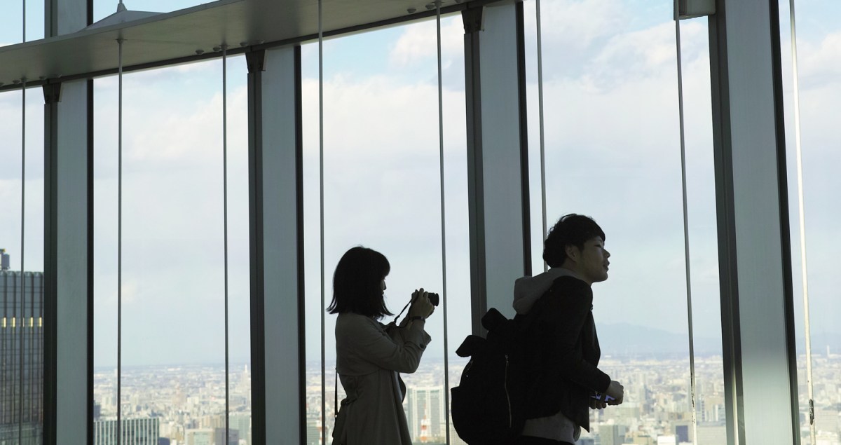Les fenêtres du Tokyo City View donnant sur la baie de Tokyo, Roppongi, Japon.
