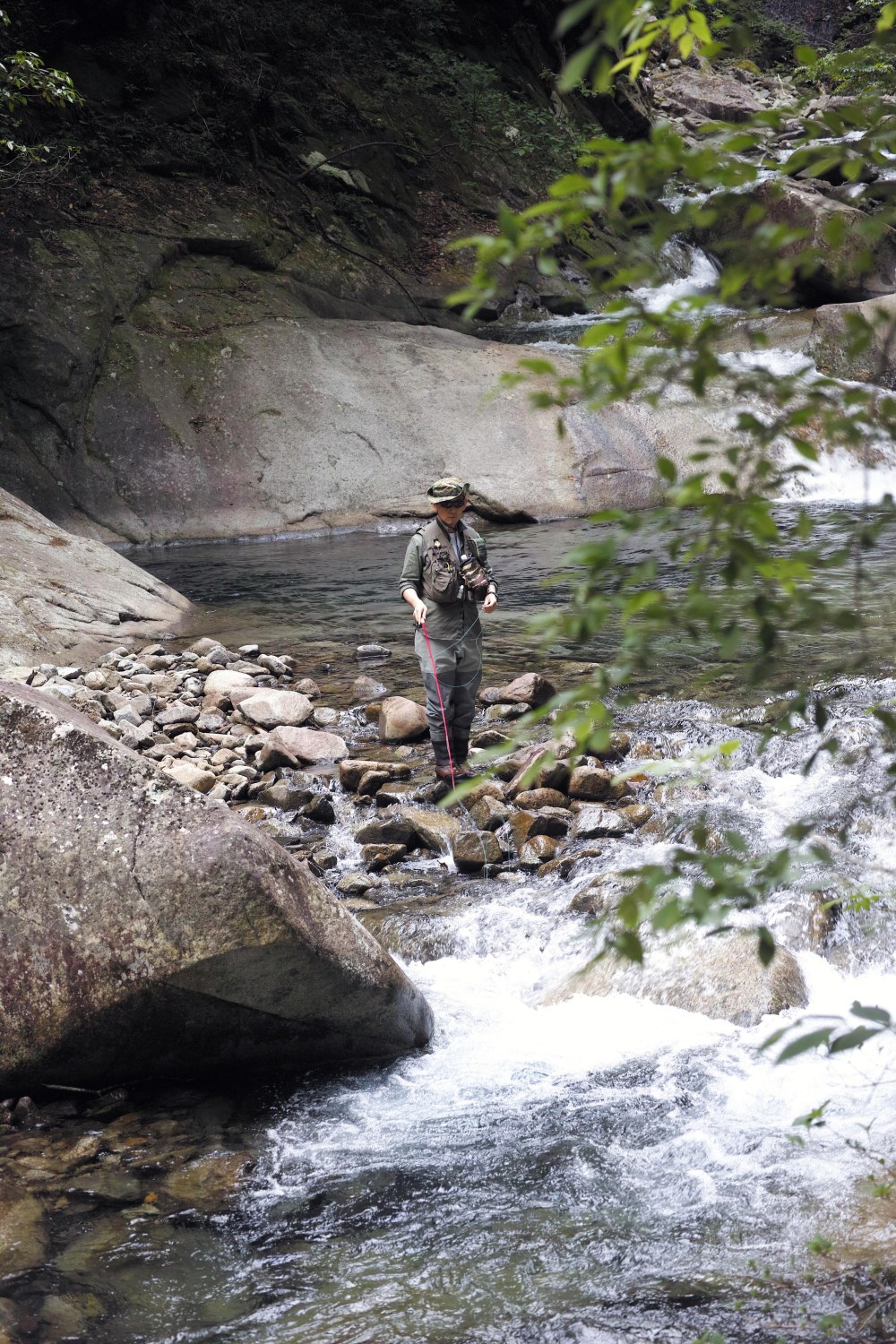 Randonnée dans les gorges de Nishizawa près de Tokyo, Japon.