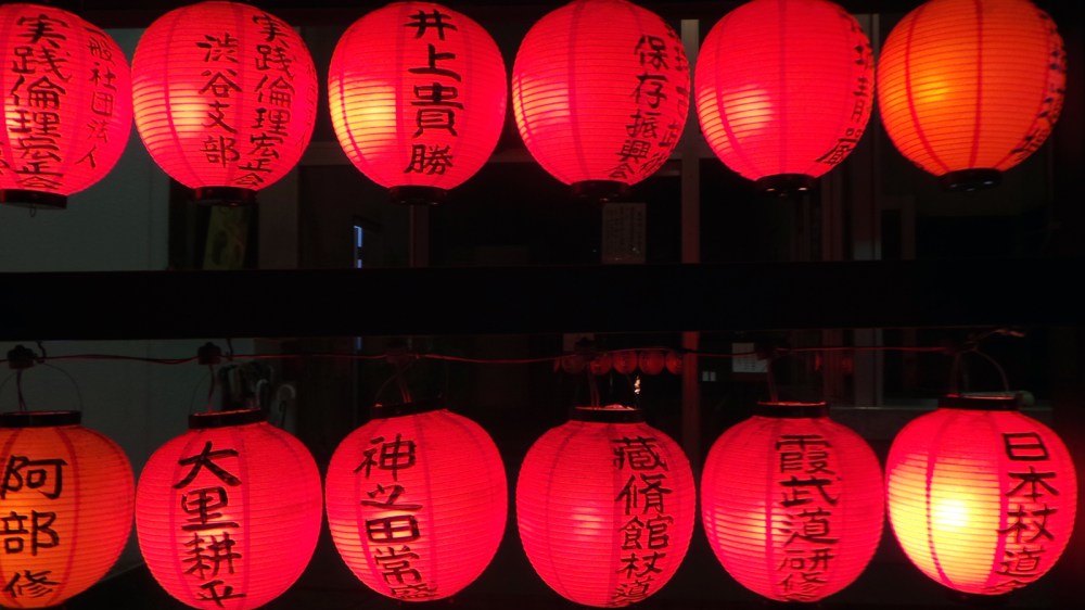 Cérémonie dans un temple bouddhiste le soir sur nouvel an