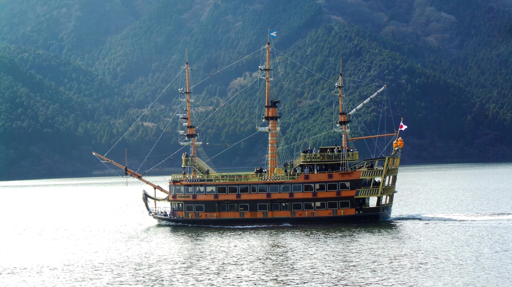 Traversée du lac Ashi sur un bateau pirate à Hakone, Japon