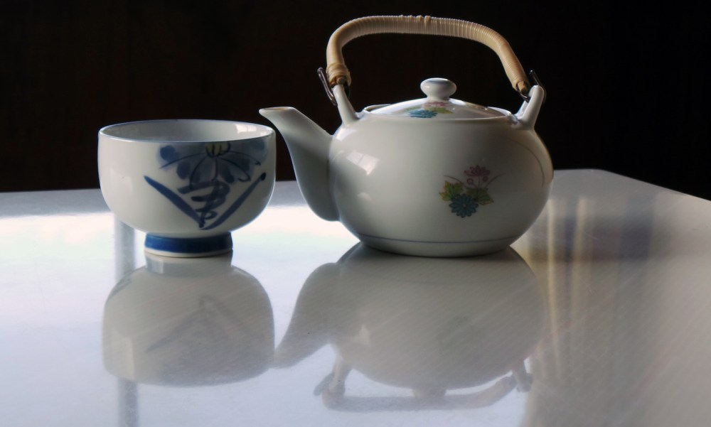 Tasse de thé japonais servi dans un ryokan à Izumi, Kyushu, Japon.