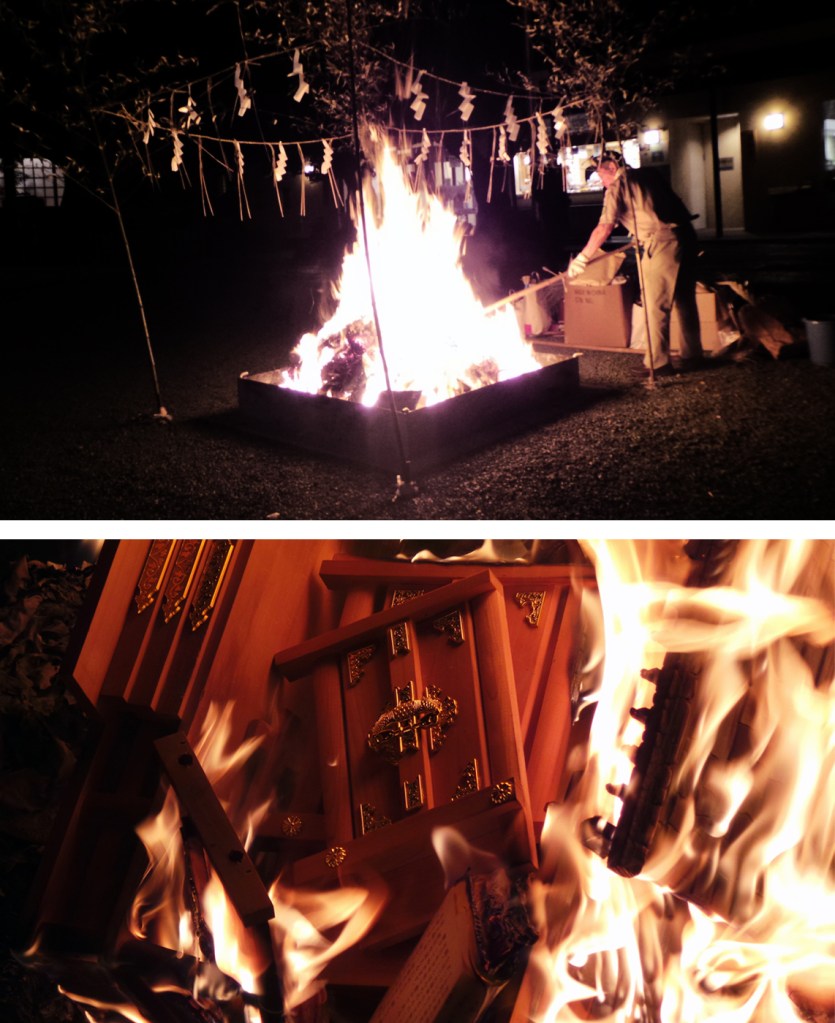 Cérémonie dans un sanctuaire shinto le soir du nouvel an