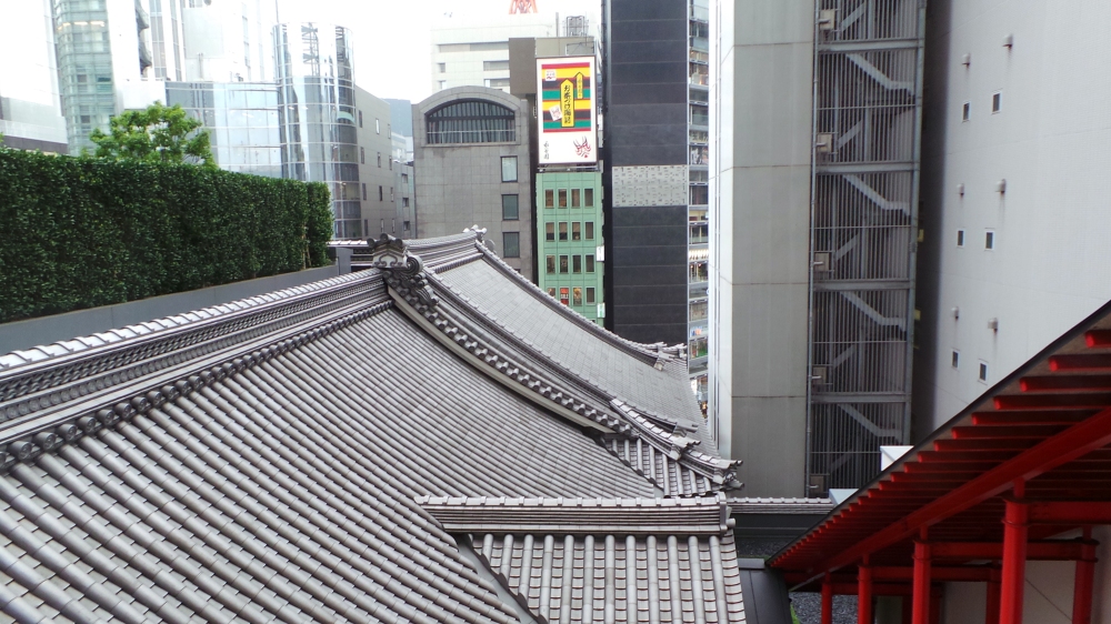 Jardin sur le toit du théâtre de Ginza Kabuki-za, Tokyo, Japon.