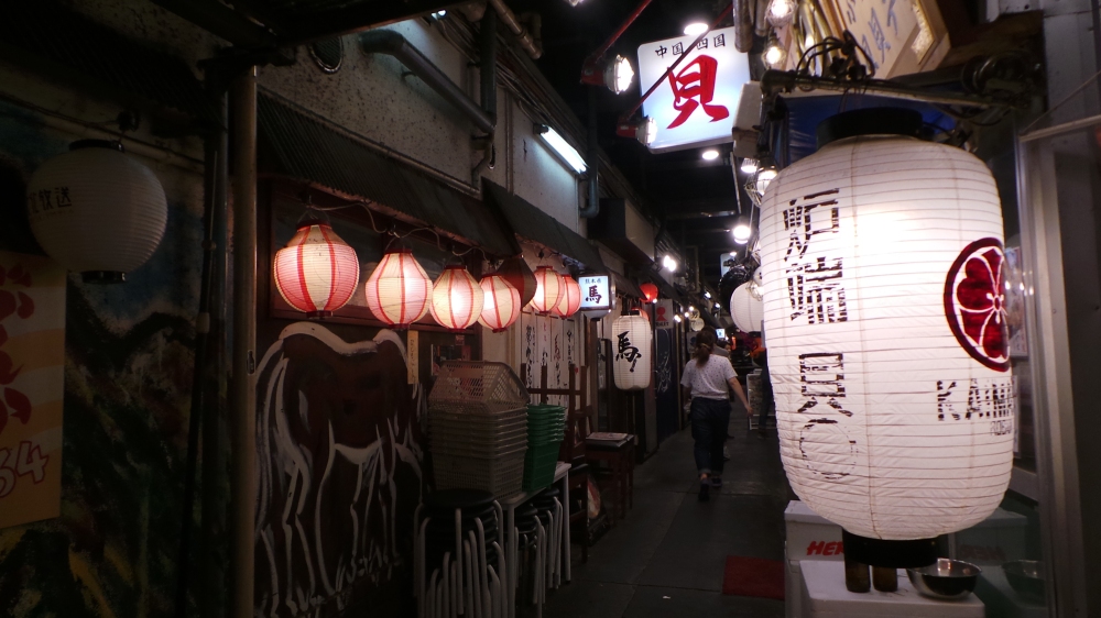 Yūrakuchō quartier à proximité de Ginza avec des restaurants sous le métro, Tokyo, Japon.