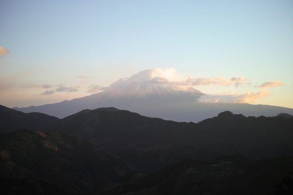 Lever du soleil sur le Fuji à Shimizu Yoshihara, montagnes de Shizuoka, Japon