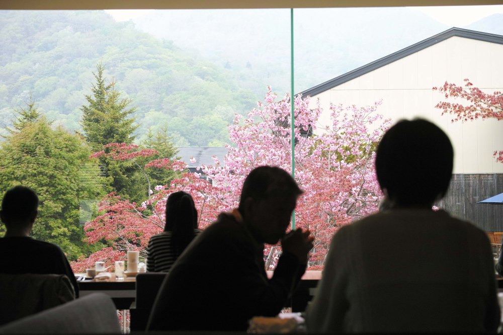 Vue du restaurant Mizu no uta au lac de Shikotsu, au sud de l'île d'Hokkaido, Japon.