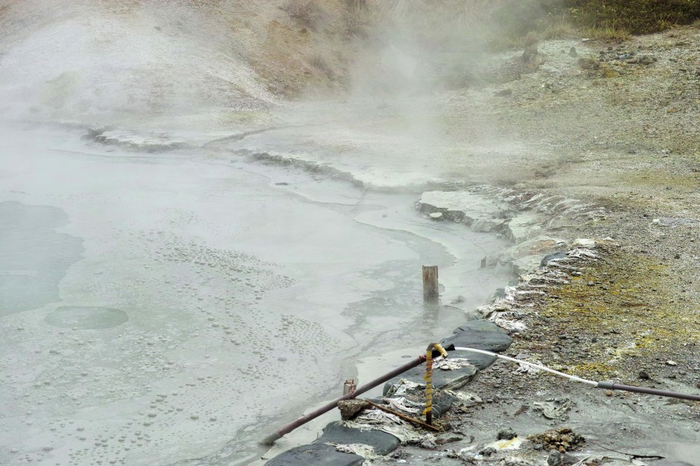 Les eaux brulantes du onsen du parc de Noboribetsu, au sud de l'île d'Hokkaido, Japon.