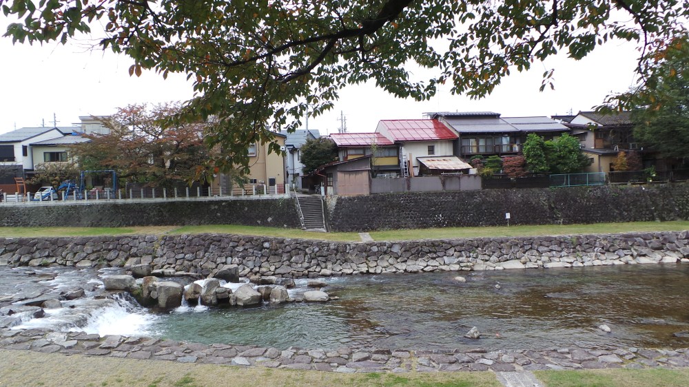 Se balader le long de la rivière à Takayama, Japon.