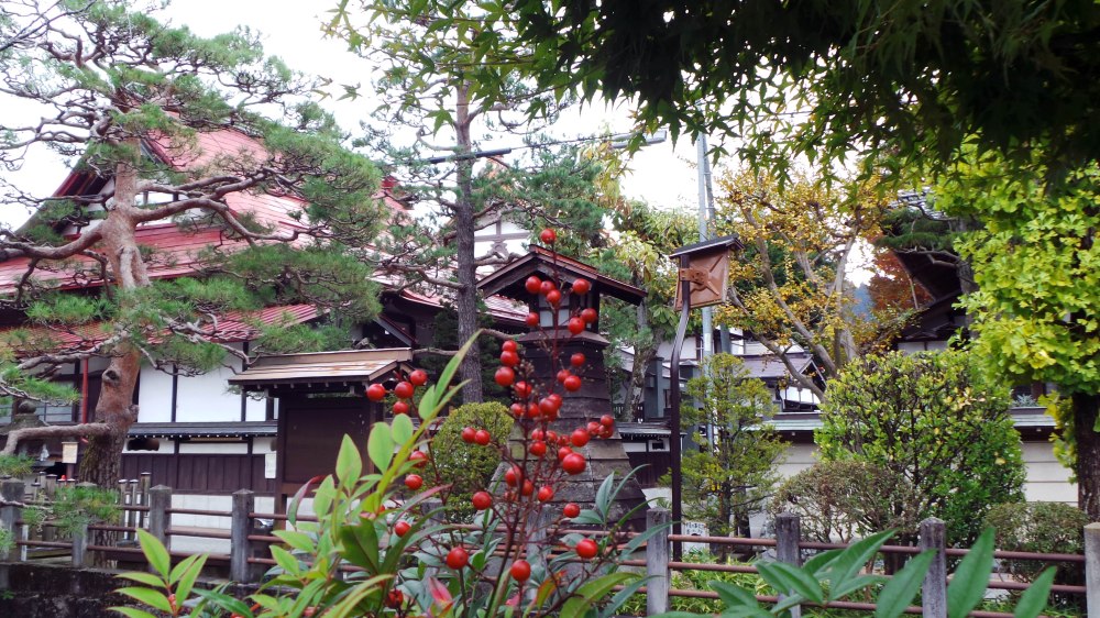 Se balader le long de la rivière à Takayama, Japon.