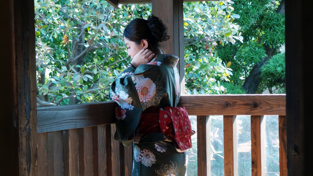 Japonaise pensive au palais de Kawagoe, la petite Edo près de Tokyo